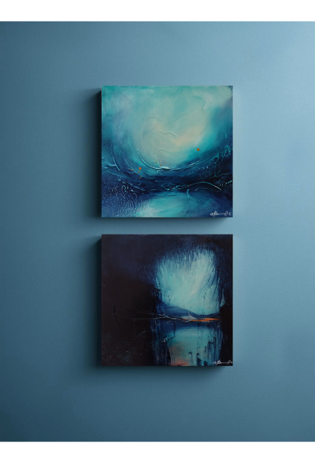 Day and Night - Diptych Dipinti astratti con tonalità blu e verdi su parete blu.