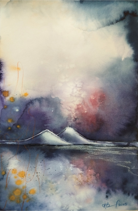 Vesuvio Viola Vesuvio Viola by Anna Barone, Paesaggio acquerellato con montagne, nuvole e riflessi su acqua, tonalità blu e viola.