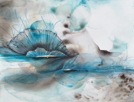 Silenzio Interiore Astratto con tonalità di blu e grigio, con forme fluide e sfumate.